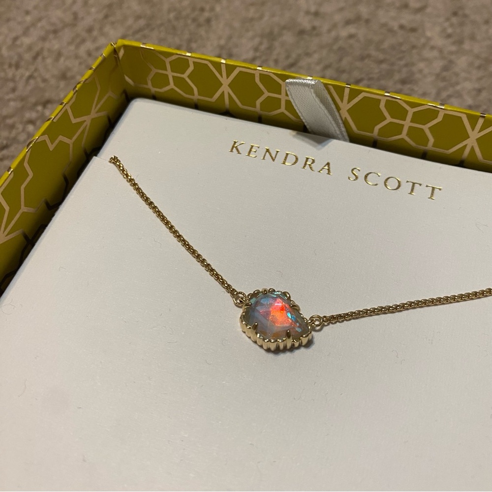 New in Box {Kendra Scott} Boxed Mini Elisa Gold-Tone Pendant Necklace - Picture 2 of 14